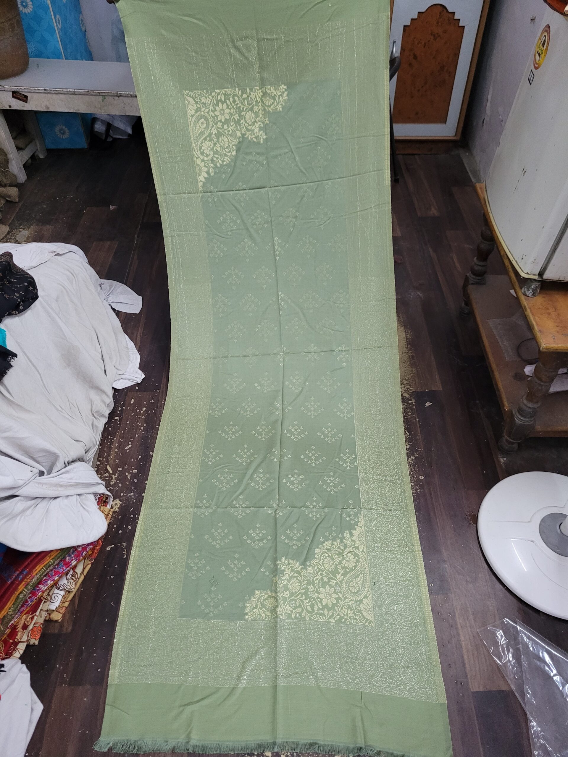 Acrylic zaari border stole