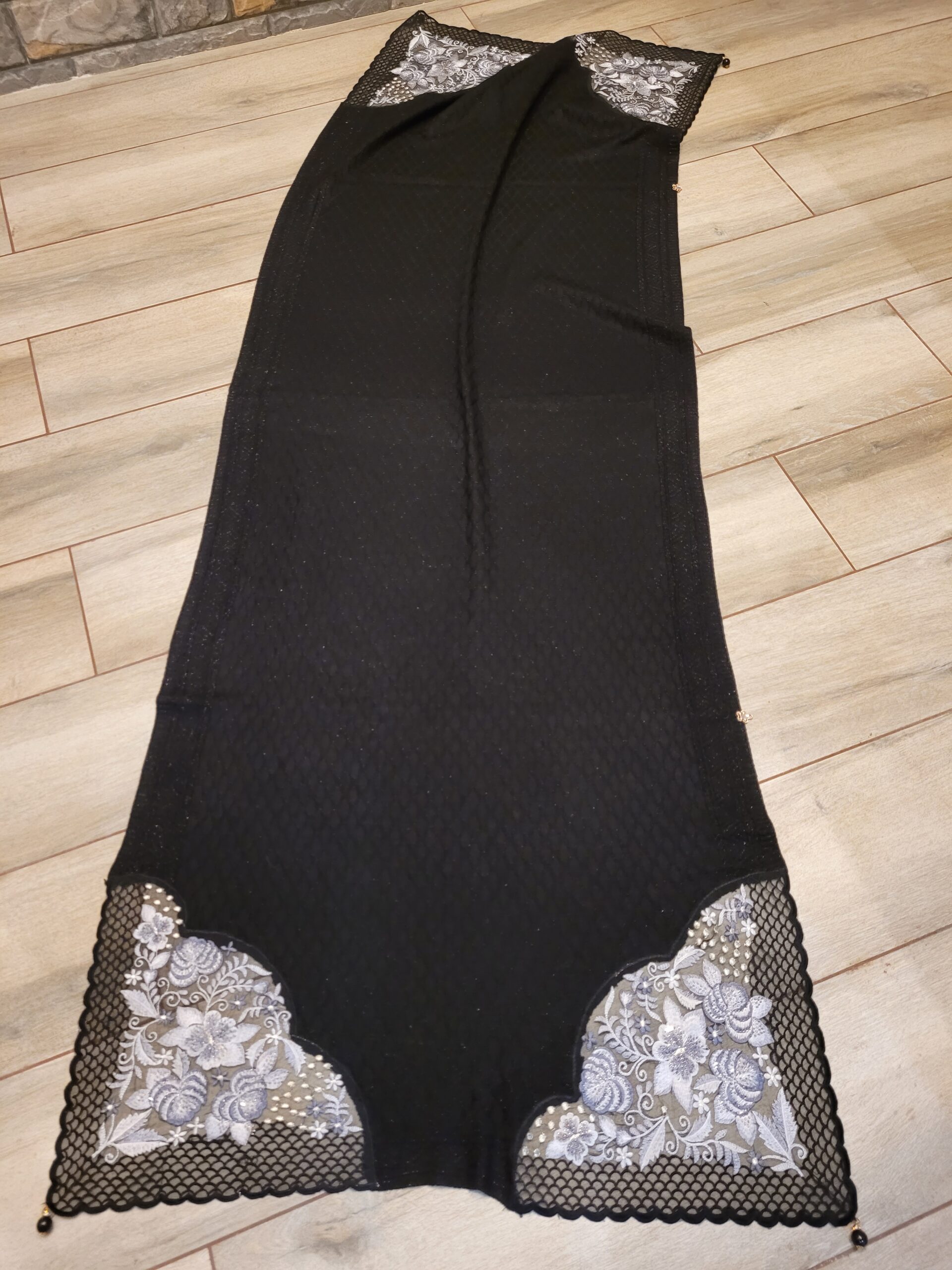 Knitting dafodill embroidery stole
