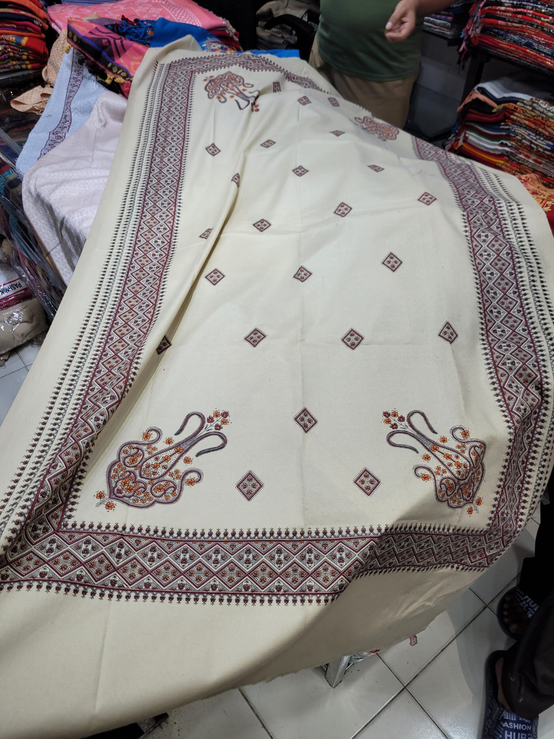 Polyester acrylic border kunj shawl